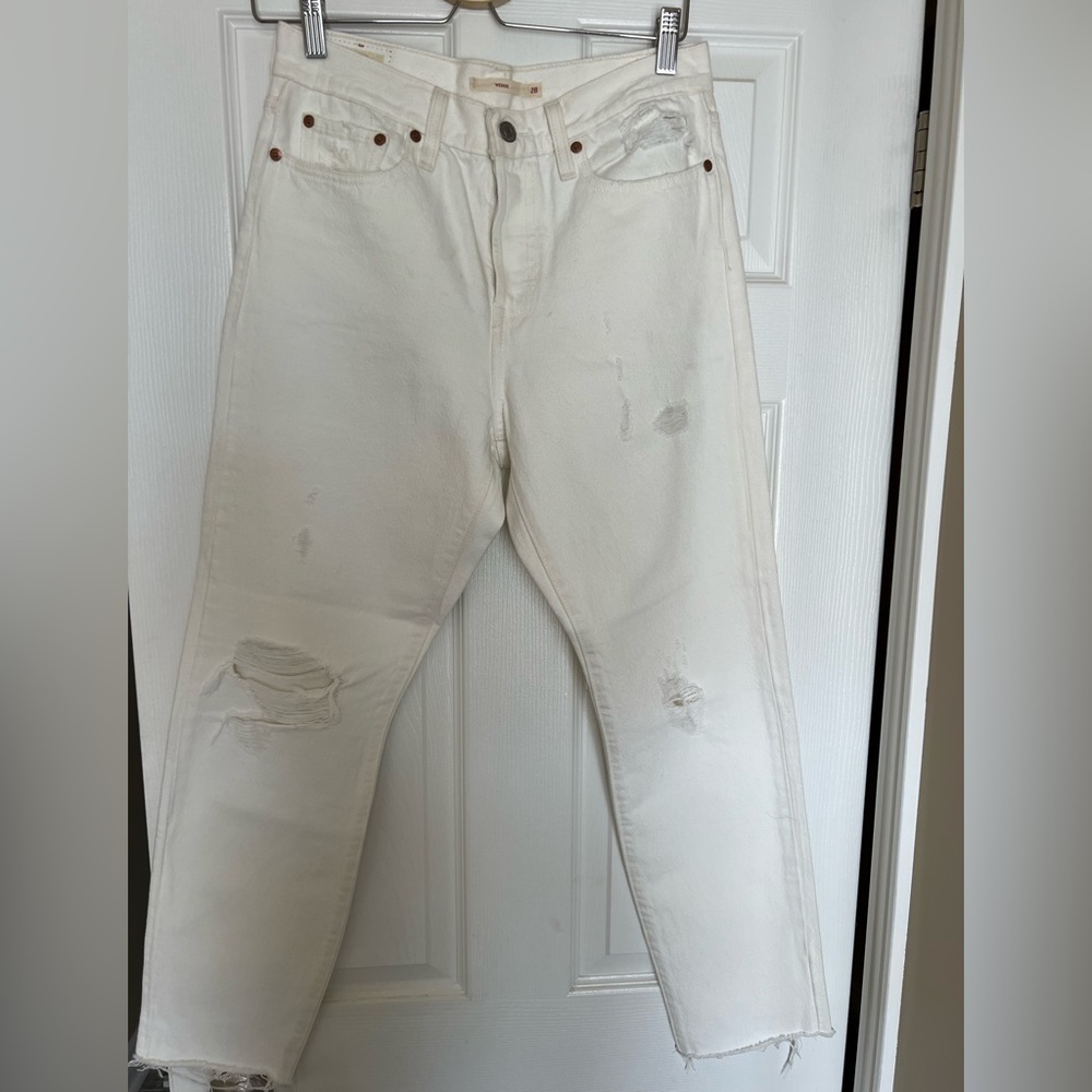 LEVI’S Wedgie Fit White Ripped Jeans Size 28